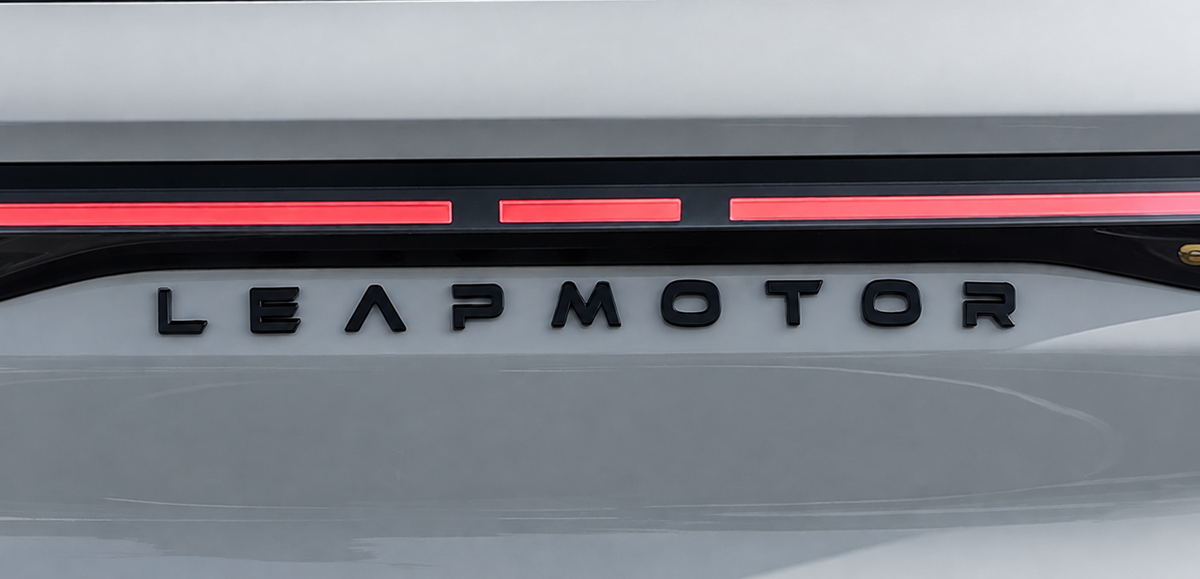 Heckansicht des Leapmotor B10 mit Logo und Modellschriftzug