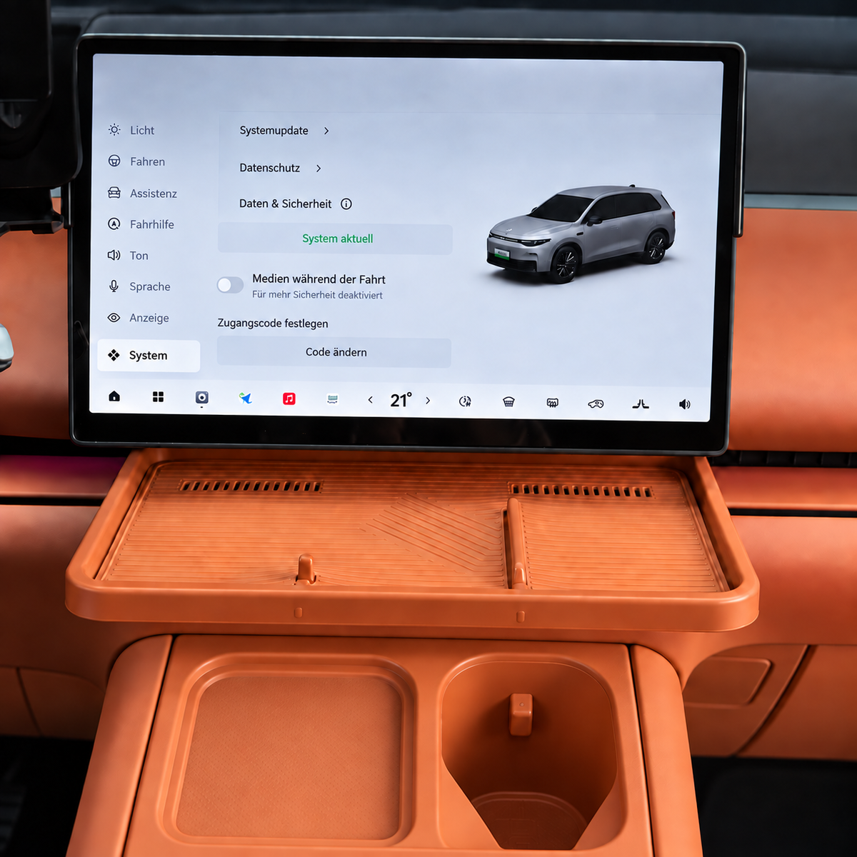 Orangefarbener Ablagetisch für Leapmotor C10 unter dem Zentraldisplay und über der Mittelkonsole