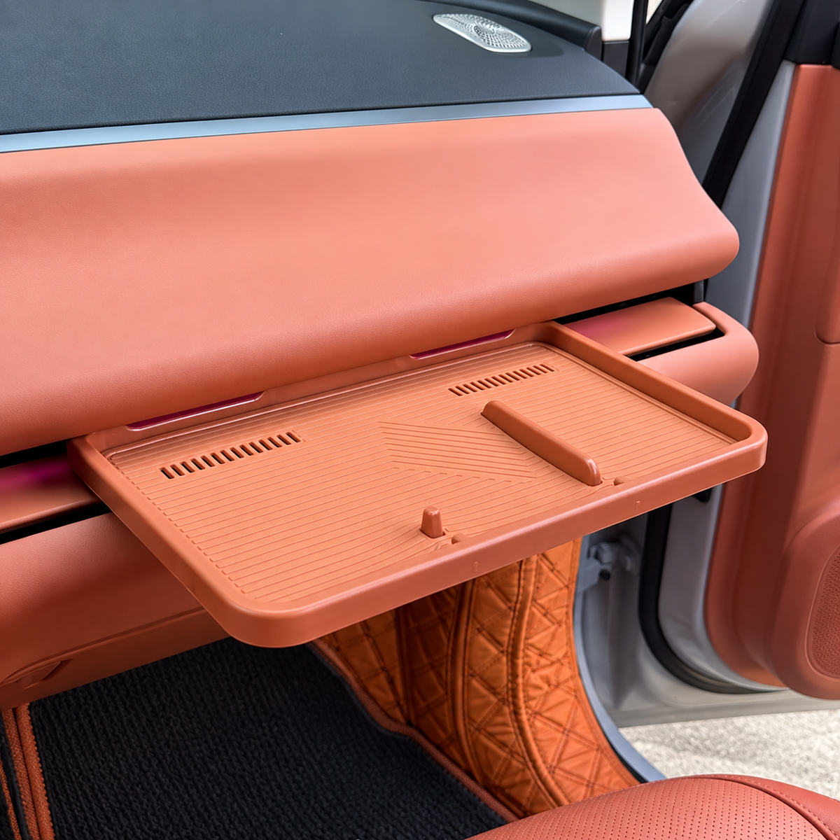 Verschiebbarer Ablagetisch für Leapmotor C10 in Orange, im Beifahrerbereich eingehängt