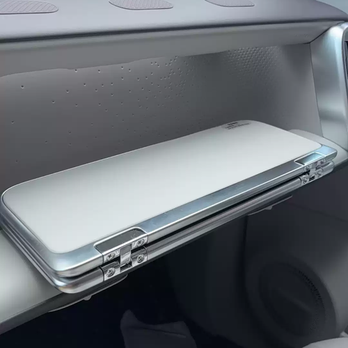 Geschlossener Beifahrer-Klapptisch im Leapmotor B10 als Einbaubeispiel für den B05
