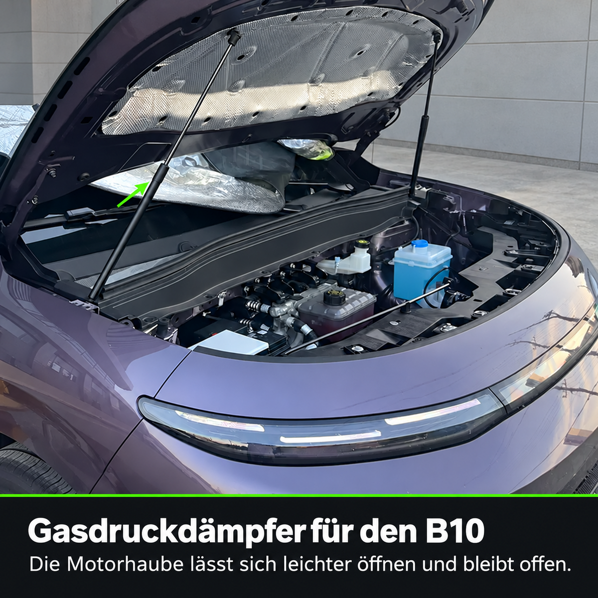 Lila Leapmotor B10 mit geöffneter Motorhaube und eingebauten Gasdruckdämpfern links und rechts