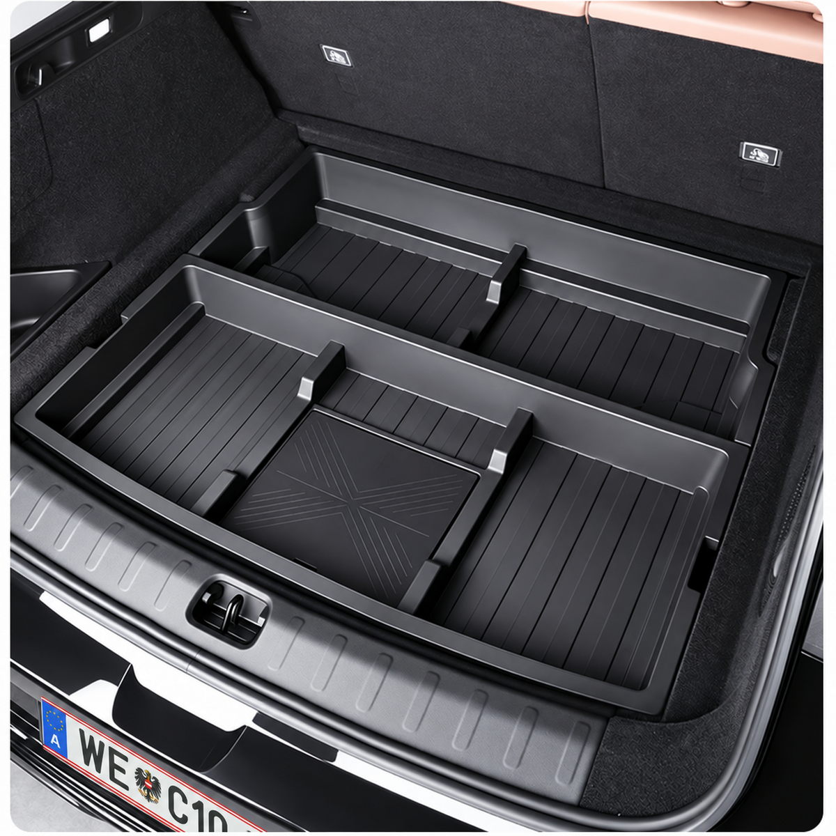 Zwei schwarze Organizer-Elemente mit Fächern in der oberen Kofferraumebene des Leapmotor C10