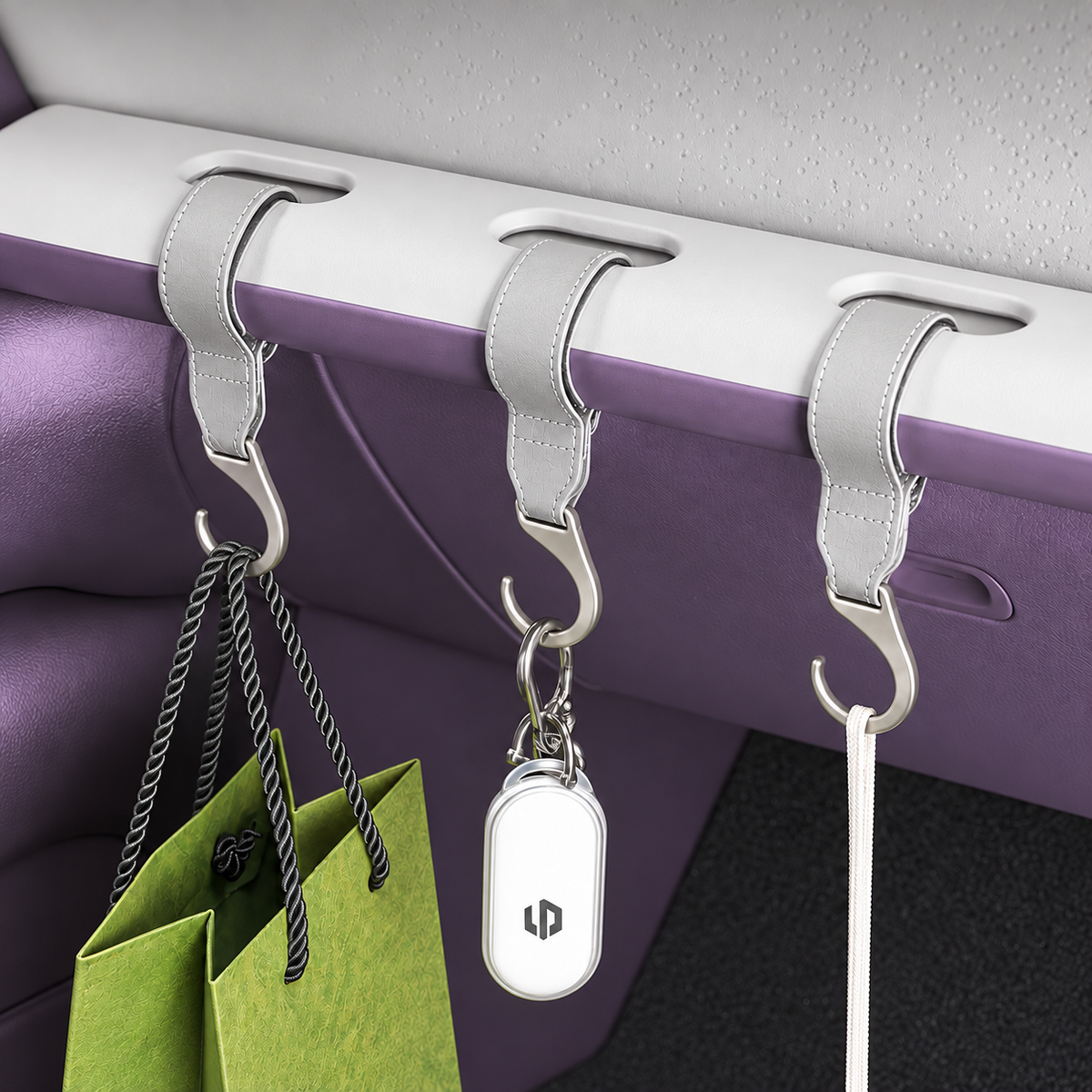 Taschenhaken für Leapmotor B10 am Beifahrergriff mit Einkaufstasche, Schlüssel und Beutel als Anwendungsbeispiel